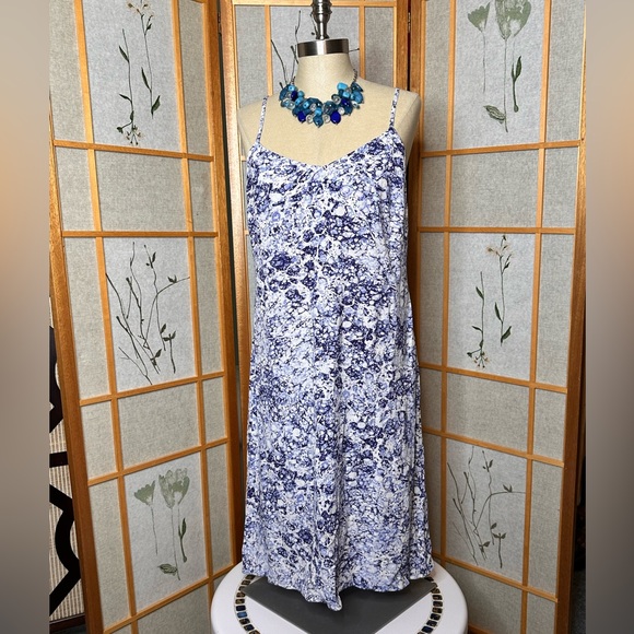 Express Marble Print V-Neck Slip Dress.
Slip Dress. Size M - Picture 3 of 10